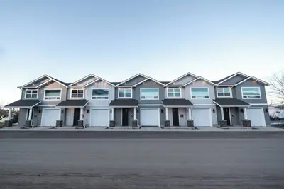 Image de Townhouse (A) 3 bedrooms and 2. 5 bathrooms, this townhome is perfect for families, friends, or small groups looking to relax and explore together.