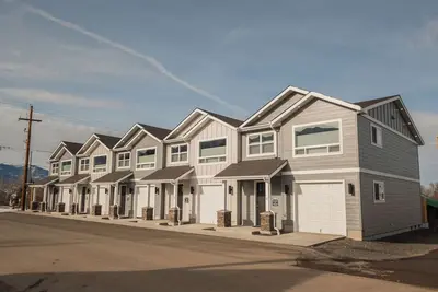 Image de Townhouse (C) 3 bedrooms and 2. 5 bathrooms, this townhome is perfect for families, friends, or small groups looking to relax and explore together.