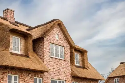 Image de Maison de vacances 5 étoiles au toit de chaume 'Hermine' avec sauna et cheminée