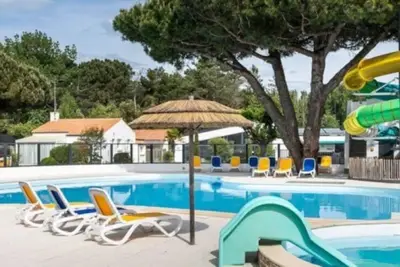 Image de ZEcamping 4* familial 1km plage piscine couverte jacuzzi chalet Tv Lv