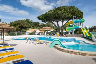 Image de ZEcamping 4* animé 1km plage piscine couverte mobil-home Tv 30m2