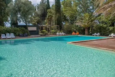 Image de ZEcamping 3* dog friendly avec piscine dans un environnement calme