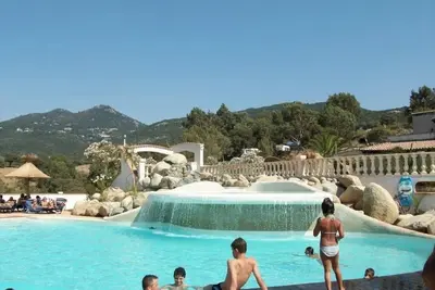 Image de ZEcamping 3* 1km plage piscine animaux acceptés jacuzzi chalet clim