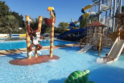 Image de ZEcamping 4 étoiles 2km plage piscine couverte locatif Tv Bbq 27m2