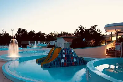Image de ZEcamping 4 étoiles parc aquatique piscine chauffée sauna et hammam