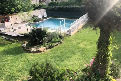Image de Appartement « Charmant cocon pour 2 au cœur de Lodève » avec vue montagne, piscine partagée et Wi-Fi