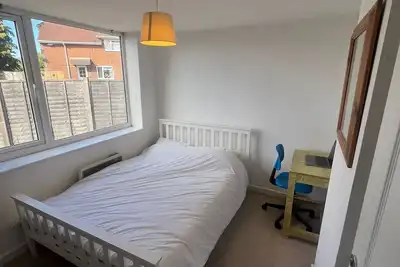 Image de 5 bed house in Winchester with parking near motorway and town centre/railway