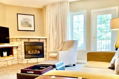 Image de Adjoining 1-Bedroom + Studio Condos near Horseshoe