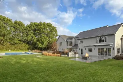 Image de Upscale Southampton Getaway, Heated Pool, Great Place for Groups