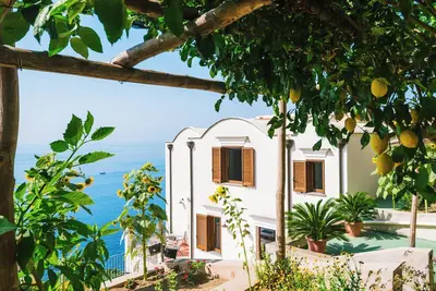 Image de aLone, dans son jardin, à 1, 5 Km. du centre d'Amalfi et à proximité de la plage