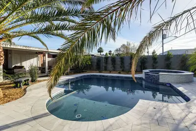 Image de Shop, Swim & Explore: Updated Phoenix Home!