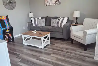 Image de Spacious New townhome w/Fast WiFi and parking