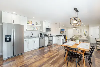 Image de 2 Kitchens • 3 Living Spaces • Perfect for Groups • Basketball Goal • Fire Pit