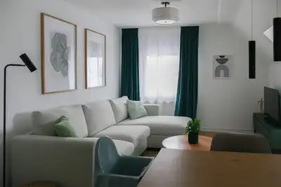 Image de Modern, central apartment with box-spring bed and washing machine