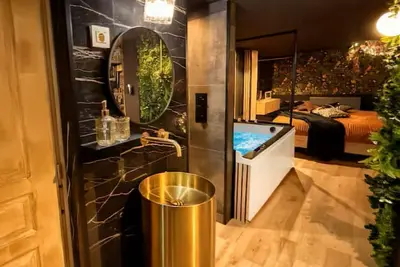 Image de Chalet spa privatif avec jacuzzi, sauna & cinéma – Normandie
