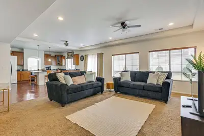 Image de Private Yard! Spacious Green Valley Ranch Home