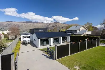 Image de Luxury Mountain Retreat – Spa, Balcony & Views