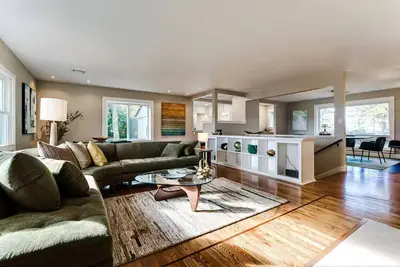 Image de Modern Home - Close to Campus - New Furnishings