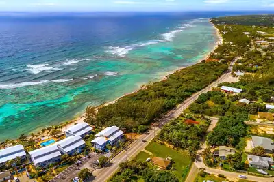 Image de Moon Bay 2 Bdr Beachfront Condo with Pool and Tennis