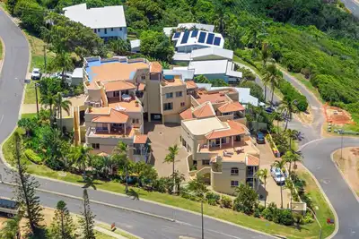 Image de Elevated Coastal Escape with Panoramic Sea Views