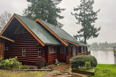 Image de Dog-Friendly lakefront home with dock, kayaks & game room