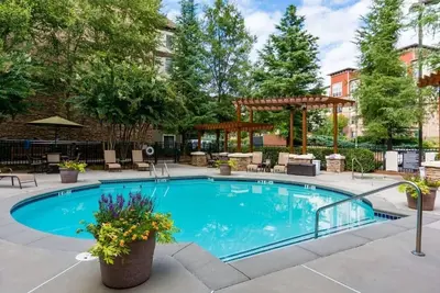 Image de Two Bedroom Suite w/ King + Queen | 3 Units