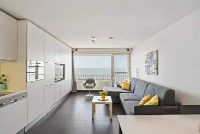 Image de Studio spacieux avec vue sur la mer