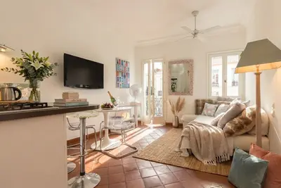 Image de Authentic 3-Storey Townhouse by Marché Forville 2-Bed, 2-Bath Heart of Cannes