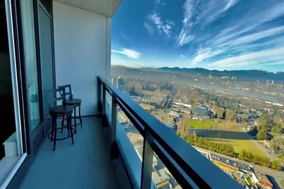 Luxury Sky view Condo w/ Balcony, Central Surrey