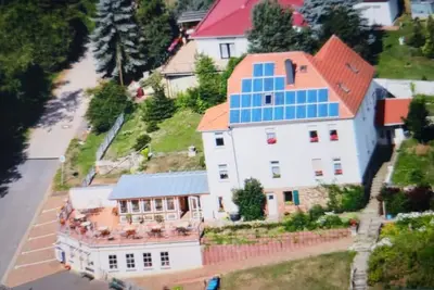 Image de Cozy vacation apartment with a view of the mountain lake.