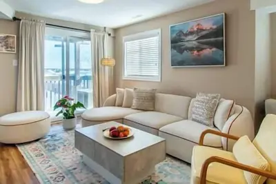 Image de Cozy Barrie retreat near lake Simcoe & parks.