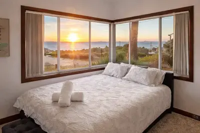 Image de Ultimate convenience steps from back beach and Cbd