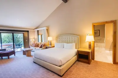 Image de Lake‑View Cottage w/ Hot Tub, Fireplace & Steps from Village Dining & Trails