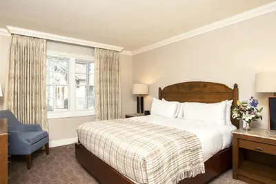 Image de Lakefront Cottage w/ Fireplace, Private Patio & Steps from Village Shops & Trail