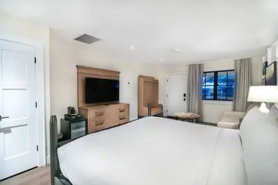 Image de Prime Location! Inviting Haven w/Outdoor sports & Pool near Mountain Adventures!