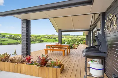 Image de All Decked Out - Modern holiday home with multiple decks including a covered outdoor entertaining space with open fireplace and plastic blinds. Close to shops, cafe, golf course, estuary and Mangawhai Activity Zone. Pet Friendly.