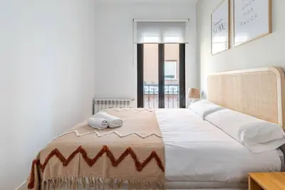 Image de Appartement de 50 m² avec une chambre et une salle de bain, très chaleureux et confortable — idéal pour les couples et les voyages d'affaires.