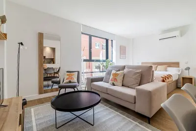 Image de Cet appartement dispose d'un lit double, d'un salon, d'une salle de bain et d'une cuisine semi-ouverte entièrement équipée, ce qui le rend idéal pour les couples. Il allie parfaitement confort et connectivité.