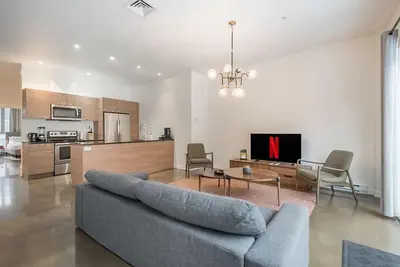 Image de Old Montreal Penthouse – Iconic Location