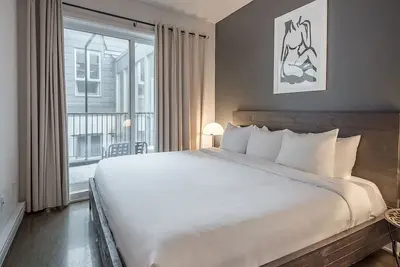 Luxury Old Montreal Suite with Soaring Ceilings
