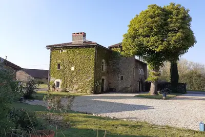 Image de Maison charentaise du Xv ème de charme avec prieuré clunisien dans le parc.