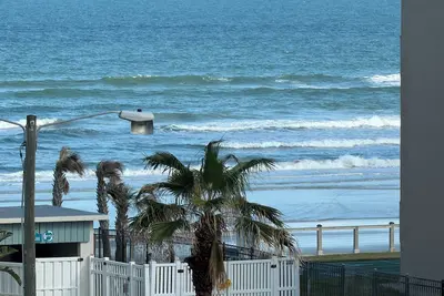 Image de Relaxing 1bd/1ba Condo - Ocean Front Complex in New Smyrna Beach
