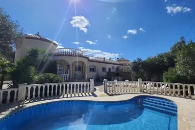 Image de belle maison de ville avec piscine privée