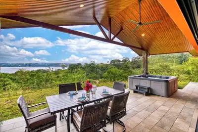 Image de Modern Lakeview Home with Hot Tub