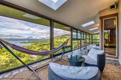 Image de A serene escape with astounding Views of Lake Arenal and Arenal Volcano