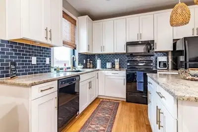 Image de The Jail Bird is a newly built, gorgeous apartment in downtown Warrensburg!