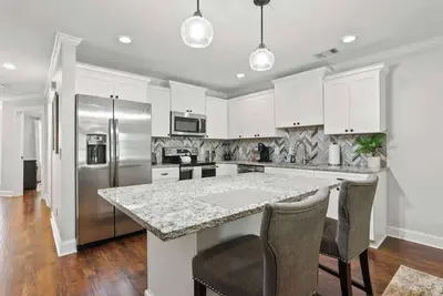 Image de Modern Garden Level Apartment in Historic District