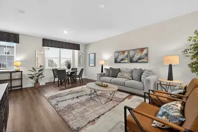 Image de Modern Mid-Century Townhome w Deck near festivals