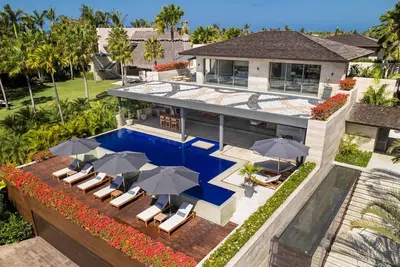 Image de Luxurious Tropical Retreat | Serenity & Elegance Combined