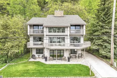 Image de Villa Crystal/5bedrooms/Lakefront Luxury/Hot tub